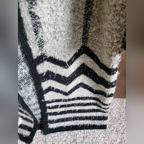 Chevron Printed Cardigan - Picture 8 of 10